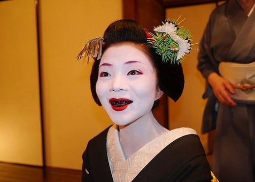 В 19 веке женщины в Японии перед замужеством начинали «чернить» свои зубы.