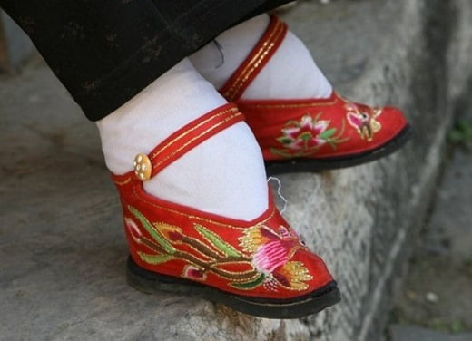 В 13 веке эталоном красоты в Китае считалась очень маленькая ножка
